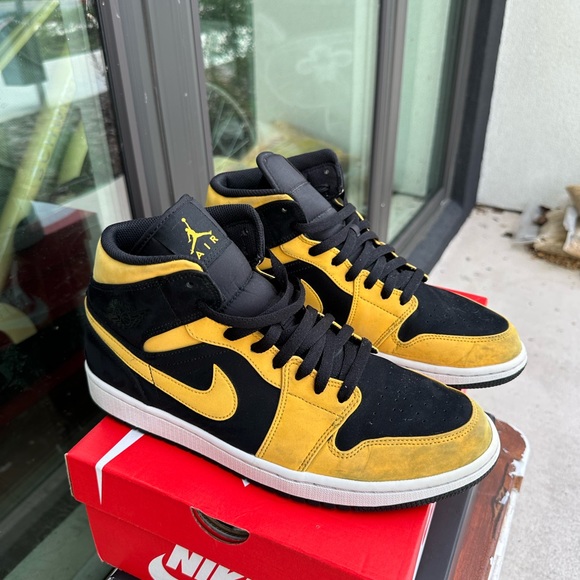 Air Jordan 1 Retro Mid 'Reverse
New Love' | Black & Yellow | size: 10.5 - Picture 4 of 4